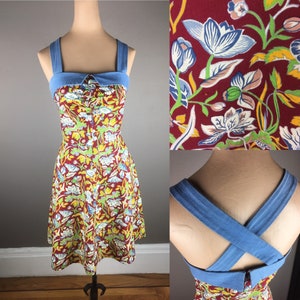 Vestido de verano con estampado de algodón rojo de la década de 1970 con mezclilla