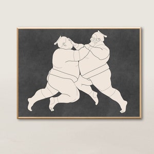 Könnte beinhalten: Eine Schwarzweiß-Zeichnung von zwei Sumo-Ringer in Kampfpose. Die Zeichnung befindet sich auf einem dunkelgrauen Hintergrund und ist in einem hellen Holzrahmen gerahmt.