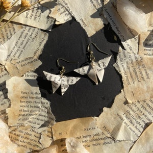 Hand gefertigte wasserdichte Origami Schmetterling Ohrringe Dark Academia Writers Aesthetic Bild 2