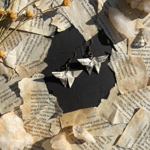Hand gefertigte wasserdichte Origami Schmetterling Ohrringe Dark Academia Writers Aesthetic Bild 1