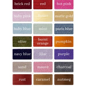 K&ouml;nnte beinhalten: Fadenkarte mit Farbmuster f&uuml;r verschiedene Farben, darunter Ziegelrot, Rot, Pink, Babyrosa, Butter, Mattgold, Babyblau, Minze, Parisblau, Oliv, Orangebraun, K&uuml;rbis, Marineblau, Lila, Lila, Sand, Mauve, Anthrazit, Rost, Karamell und Muskatnuss. Der Text *off white, white and black also available* befindet sich am unteren Rand der Karte.