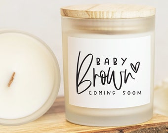 Regalo per bambino in arrivo, Candela per annuncio di gravidanza, Candela personalizzata, Idea regalo per nome bambino, Nascita, Omino di mamma, Maglietta per bambino