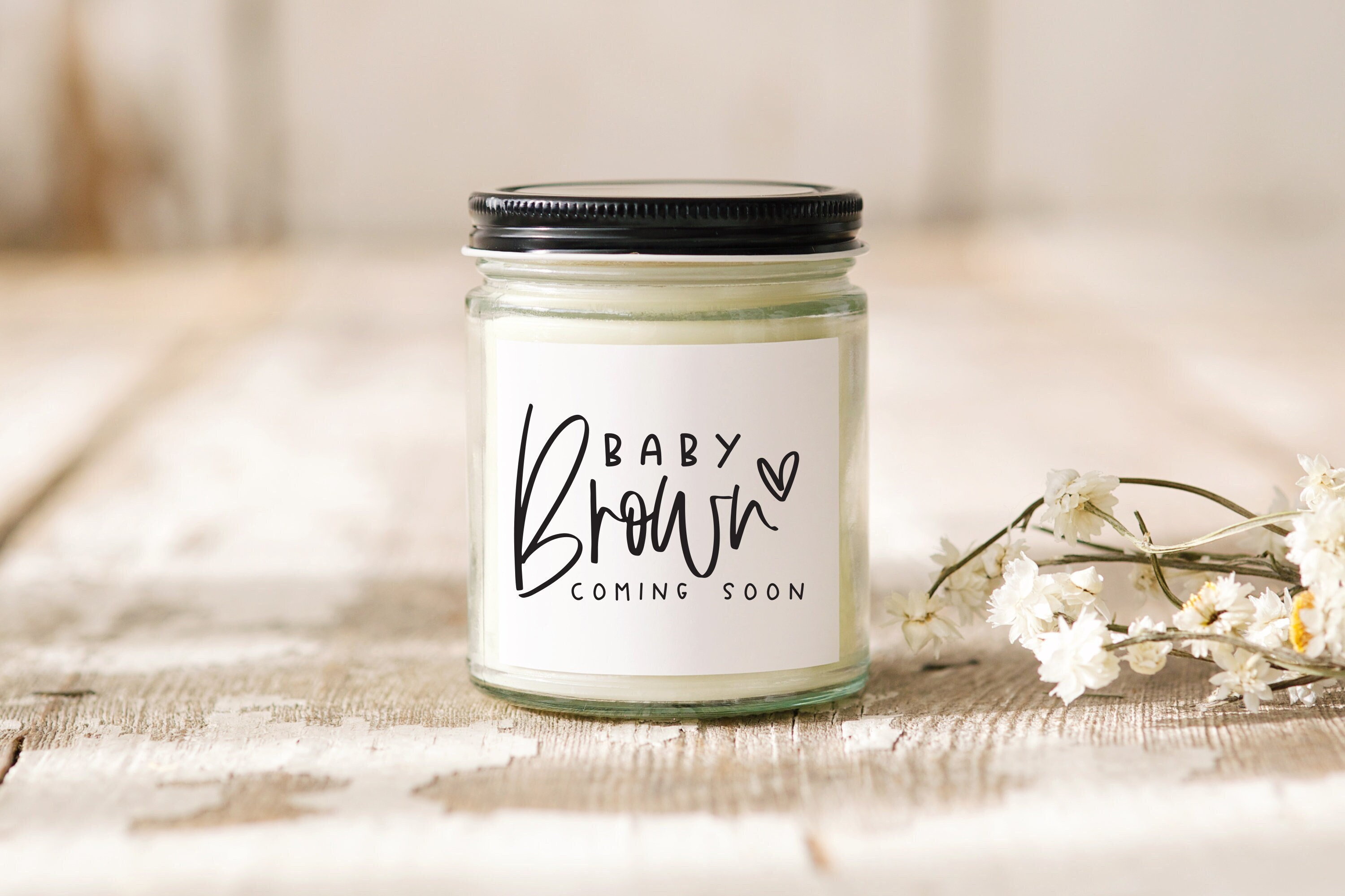 Regalo per bambino in arrivo, Candela per annuncio di gravidanza, Candela personalizzata, Idea regalo per nome bambino, Nascita, Omino di mamma, Maglietta per bambino