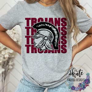 K&ouml;nnte beinhalten: Graues T-Shirt mit einer roten und schwarzen Grafik eines trojanischen Kriegerhelms und dem Wort "Trojans", das viermal wiederholt wird.