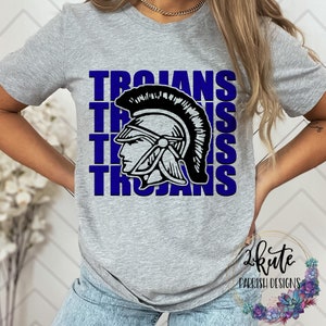 K&ouml;nnte beinhalten: Graues T-Shirt mit einem blauen und schwarzen Grafikdesign. Die Grafik zeigt einen r&ouml;mischen Kriegerhelm und das Wort "Trojans" viermal wiederholt.