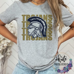 K&ouml;nnte beinhalten: Ein graues T-Shirt mit einer goldenen Grafik eines r&ouml;mischen Kriegerkopfes mit Helm und dem Wort "Trojans", das viermal wiederholt wird.