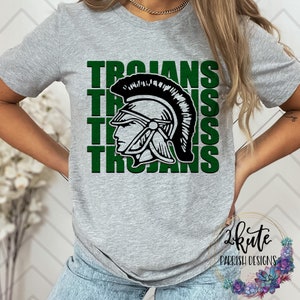 K&ouml;nnte beinhalten: Graues T-Shirt mit einer gr&uuml;nen Grafik eines trojanischen Kriegerkopfes mit Helm. Das Wort "Trojans" wird viermal in gr&uuml;nen Buchstaben wiederholt.