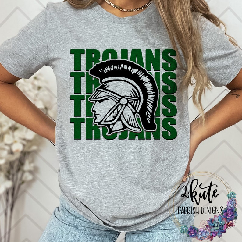 K&ouml;nnte beinhalten: Graues T-Shirt mit einer gr&uuml;nen Grafik eines trojanischen Kriegerkopfes mit Helm. Das Wort "Trojans" wird viermal in gr&uuml;nen Buchstaben wiederholt.