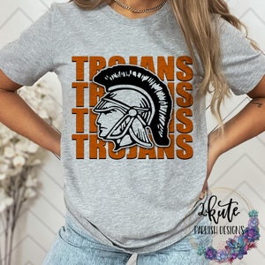 K&ouml;nnte beinhalten: Graues T-Shirt mit dem Wort "TROJANS" viermal in Orange wiederholt. Eine Schwarzwei&szlig;illustration eines trojanischen Kriegerhelms ist mittig auf dem T-Shirt platziert.