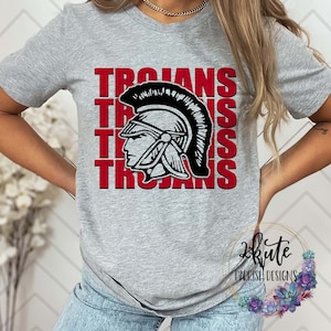 K&ouml;nnte beinhalten: Graues T-Shirt mit einer roten und schwarzen Grafik eines Trojanerhelms und dem Wort "Trojans", das viermal wiederholt wird.