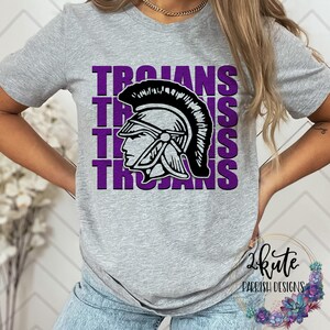 K&ouml;nnte beinhalten: Ein graues T-Shirt mit einer lilafarbenen Grafik eines trojanischen Kriegerhelms und dem Wort "Trojans", das viermal wiederholt wird.