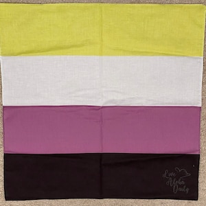Peut inclure: Un drapeau à rayures jaunes, blanches, violettes et noires. Le drapeau porte l'inscription "Live Aloha Daily" en lettres noires dans le coin inférieur droit.