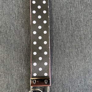Lanière porte-clés noire à pois