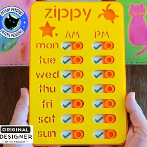 Op de afbeelding: Een gele plastic dagelijkse planner met het woord "zippy" erop gedrukt. De planner heeft een ster, vinkjes en cirkels voor elke dag van de week. De dagen van de week zijn gelabeld met "mon", "tue", "wed", "thu", "fri", "sat" en "sun".