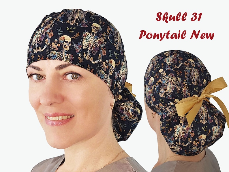 Puede incluir: Un gorro de quir&oacute;fano negro para coleta con un patr&oacute;n repetido de esqueletos y elementos florales. El gorro tiene un lazo dorado en la parte trasera. El texto "Skull 31 Ponytail New" es visible.