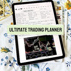 Puede incluir: Una tableta mostrando un gráfico de acciones con las palabras "Bear Flag" y "June lows" escritas en él. La tableta está sobre una colcha con estampado floral. La pantalla también muestra un análisis de operaciones con la fecha, la hora, la entrada, la pérdida de stop y la ganancia/pérdida.