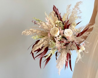 Trockenblumen Brautstrauß // Wedding Bouquet // creme-rosa-bordeaux // weiße Rosen, Pampasgras, Eukalyptus, Schleierkraut u.a.