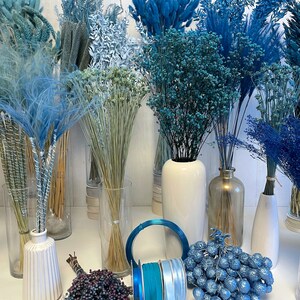 Trockenblumen blau hellblaue Blumen Trockenblumenstrauß Deko blau Tischdeko Taufe Hochzeitsdeko Adventskranz Hortensien Flachs Weizen Hafer Bild 9
