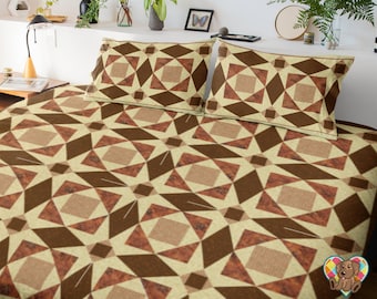 Pode incluir: Um conjunto de roupa de cama com um padrão geométrico em tons de marrom e bege. O padrão apresenta um desenho repetitivo de quadrados e triângulos.