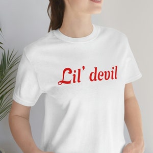 Koszulka Lil' Devil, koszulka z grafiką Boho, koszula Streetwear, koszula Ironic, koszula Sassy, koszula Bold, koszula Brassy, koszula Goth, koszula Western
