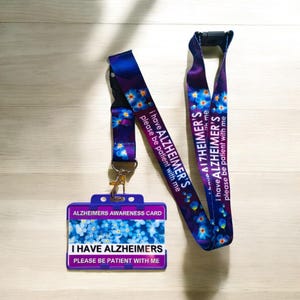 Tengo un cordón con el lema “Por favor, tenga paciencia” y una tarjeta de concientización sobre la enfermedad de Alzheimer con doble soporte para tarjetas.