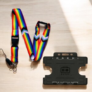 Cordón de bandera del orgullo LGBTQ con hebilla desmontable, fijación para teléfono móvil y cierre de seguridad.