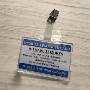 Tarjeta de concientización médica “Tengo convulsiones” + soporte seguro para tarjetas Bear Hug y opción de clip tipo cocodrilo.