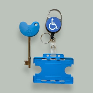 Blauwe badgehaspel voor gehandicapten met horizontale kaarthouder en NKS-compatibele sleutelset voor gehandicapten
