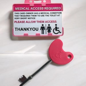 Roze toiletkaartset voor medische toegang vereist met nieuwe NKS-compatibele toiletsleutel voor gehandicapten.