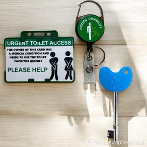 Verborgen haspel voor badge voor gehandicapten + kaart voor urgent toilet met dubbele groene kaarthouder en NKS-compatibele toiletsleutel.