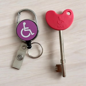 Badgehaspel voor gehandicapten met riemclip en sleutelhanger + NKS-sleutelset voor gehandicapt toilet