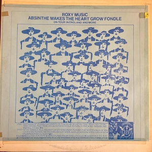Puede incluir: Una portada de álbum de vinilo vintage con un diseño azul y blanco. La portada del álbum presenta un patrón repetitivo de siluetas azules de personas con sombreros. El título del álbum es "ROXY MUSIC ABSINTHE MAKES THE HEART GROW FONDLE" y el texto "ON TOUR IN ENGLAND AND MORE" está debajo del título. La portada del álbum también incluye una lista de canciones y créditos.