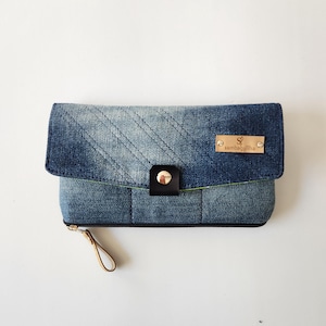Cartera grande ecológica de jeans reciclado - Hecha a mano, con bolsillos y espacio para móvil.