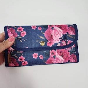 Cartera grande hecha en tela con dibujo de rosas