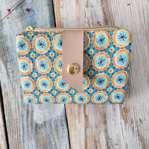 Cartera para mujer hecha en tela con signos mandalas