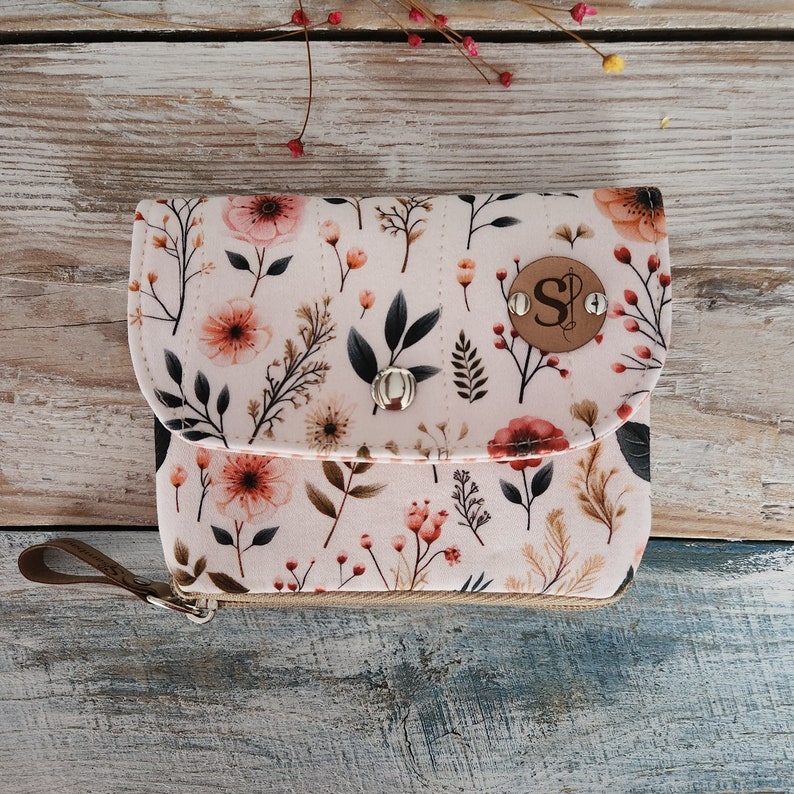 Alana Portemonnaie, Blumenbedrucktes Stoffportemonnaie, Clutch Portemonnaie, Mädchen Portemonnaie, Kartenhalter, Geschenk für Mama, Geschenk für Frauen Encanto