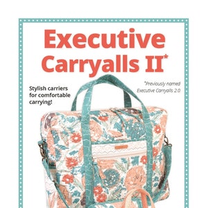 Puede incluir: Un patrón de costura para dos estilos de bolsos, llamados Executive Carryalls II. El patrón incluye instrucciones para hacer un bolso tote grande con estampado floral y una funda para portátil más pequeña con un patrón geométrico azul y dorado. El texto "byannie.com... what's in your bag?" está en la parte inferior de la imagen.