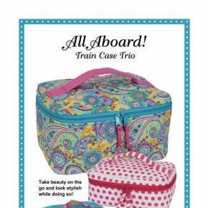 Op de afbeelding: Drie naaipatronen voor treinkoffers met de tekst "All Aboard! Train Case Trio". De grootste koffer is blauw, groen en geel met een paisley-patroon. De middelste koffer is roze met witte stippen. De kleinste koffer is turquoise met een geometrisch patroon.