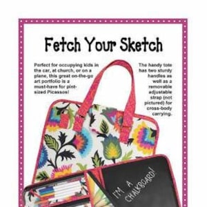 Op de afbeelding: Een roze en witte tote bag met bloemenprint en een zwarte krijtbord-inzet. De tote bag heeft twee handvatten en een verstelbare band. De krijtbord-inzet heeft de tekst "I'm a Chalkboard!" erop geschreven. De tote bag is ontworpen om kunstbenodigdheden en een schetsboek te bevatten.