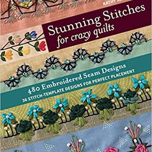 Könnte beinhalten: Das Buchcover zeigt den Titel "Stunning Stitches for crazy quilts" von Kathy Seaman Shaw. Es zeigt verschiedene gestickte Nahtdesigns mit farbenfrohen Blumen- und geometrischen Mustern. Das Buch bietet 480 gestickte Nahtdesigns und 36 Stichvorlagen.