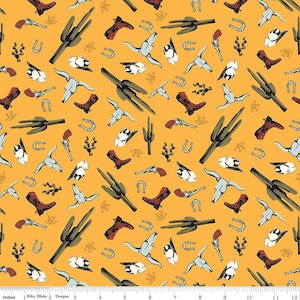 Puede incluir: Tela amarillo mostaza con un patrón repetido de botas de vaquero, cactus, revólveres, calaveras de toro, sombreros de vaquero y herraduras. El diseño incluye las iniciales "WB". Adecuado para acolchar y manualidades.