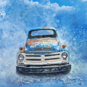 Könnte beinhalten: Ein blauer und weißer Vintage-Pickup mit Rost an der Karosserie, geparkt vor einem blauen und weißen Aquarellhintergrund.