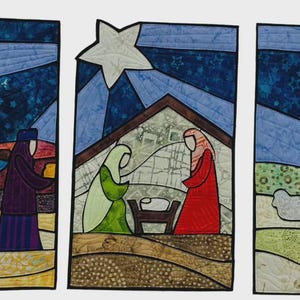 以下が含まれることがあります： 三連のキルト作品で、降誕のシーンを描いています。パネルには、三賢者、イエスの誕生、羊飼いと羊が描かれています。この作品は、星空と砂漠の風景を特徴としています。