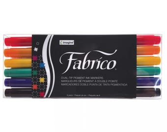 Op de afbeelding: Een verpakking met zes dubbelzijdige pigmentinktmarkers in een doorzichtige kunststofdoos. De markers zijn rood, oranje, geel, groen, blauw en zwart. De verpakking heeft de merknaam "Fabrico" en de tekst "Dubbelzijdige pigmentinktmarkers".