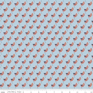 Puede incluir: Tela azul claro con un patrón repetido de banderas americanas. Cada bandera tiene rayas rojas y blancas, un cantón azul con estrellas blancas, sobre un fondo azul claro.