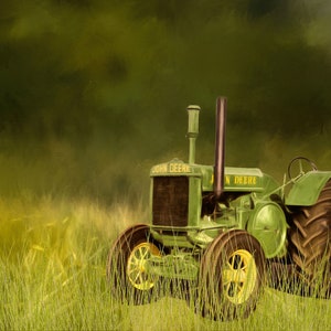 Pode incluir: Um trator John Deere verde está estacionado em um campo de grama alta. O trator tem um pneu grande e redondo do lado direito e um pneu menor do lado esquerdo. O trator tem um tubo de escape grande e preto e um logotipo John Deere amarelo no lado.