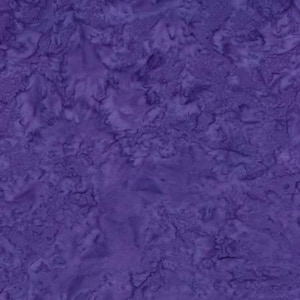 Puede incluir: Una tela sin costuras con un aspecto moteado y texturizado. El color es un púrpura profundo y rico con tonos más claros que crean un efecto marmolado. La tela tiene una calidad suave y fluida, adecuada para varios proyectos de artesanía.