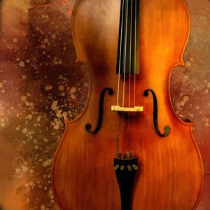 Pode incluir: Um close-up de um violoncelo castanho com um braço de madeira castanho escuro e cordas. O violoncelo é colocado contra um fundo texturizado laranja e castanho.