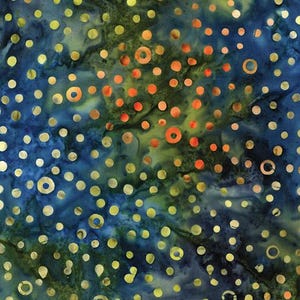 Op de afbeelding: Abstracte batikstof met een donkerblauwe achtergrond. De stof heeft gele en oranje cirkelvormige patronen, sommige met ringontwerpen. De stof heeft een aquareleffect, met tinten blauw en groen.