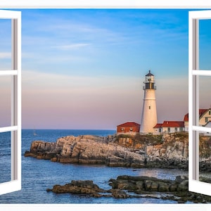 Puede incluir: Un faro blanco con techo rojo se alza sobre un promontorio rocoso con vistas a un mar azul. El cielo es de un azul suave con nubes rosadas. La escena está enmarcada por una ventana blanca con los cristales abiertos.